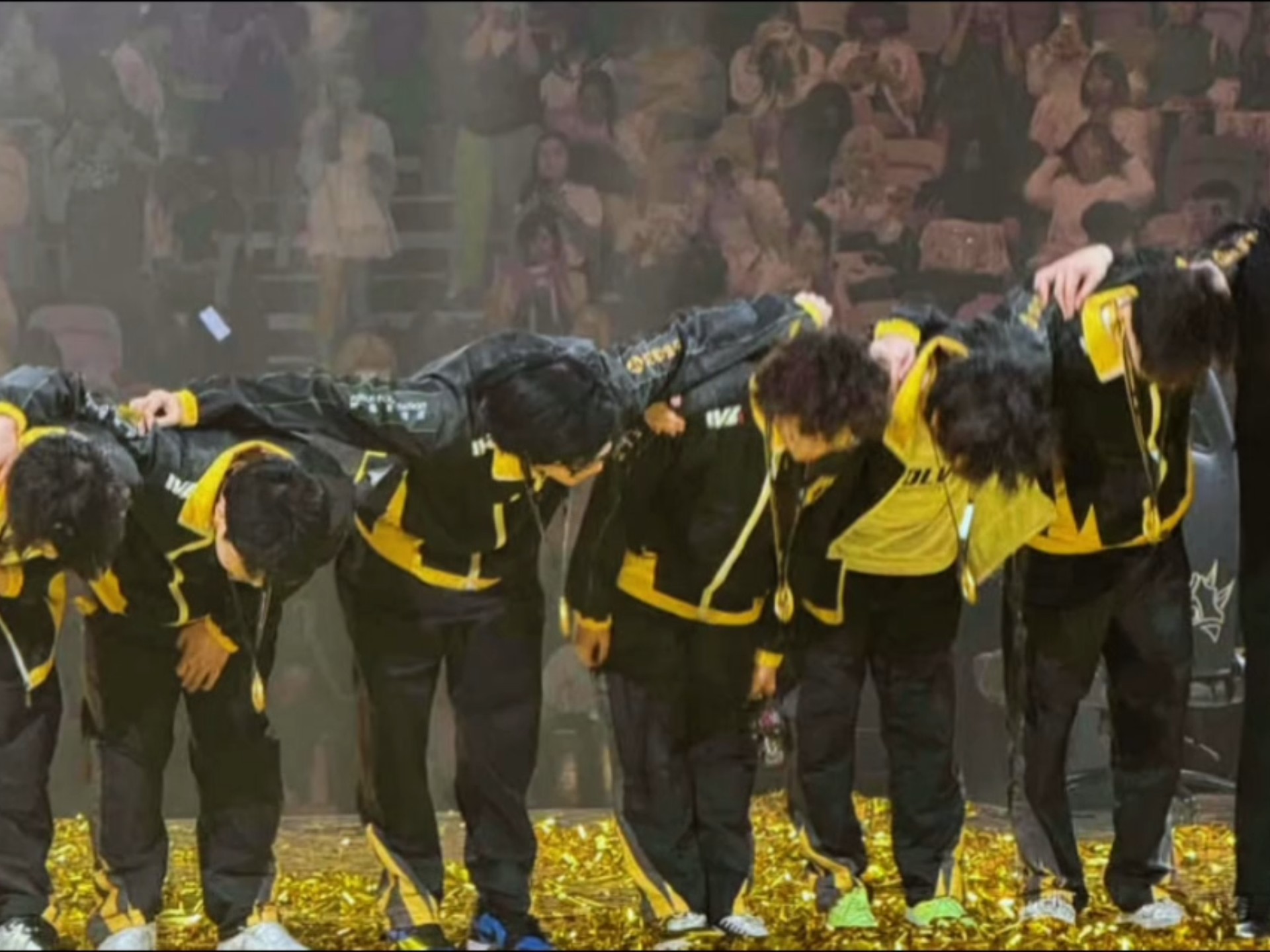 FLY轻取FPX,Zeus拿下关键大龙宿命之战成都决赛之夜,让粉丝疯狂欢呼 FLY轻取FPX,Zeus拿下关键大龙宿命之战成都决赛之夜,让粉丝疯狂欢呼