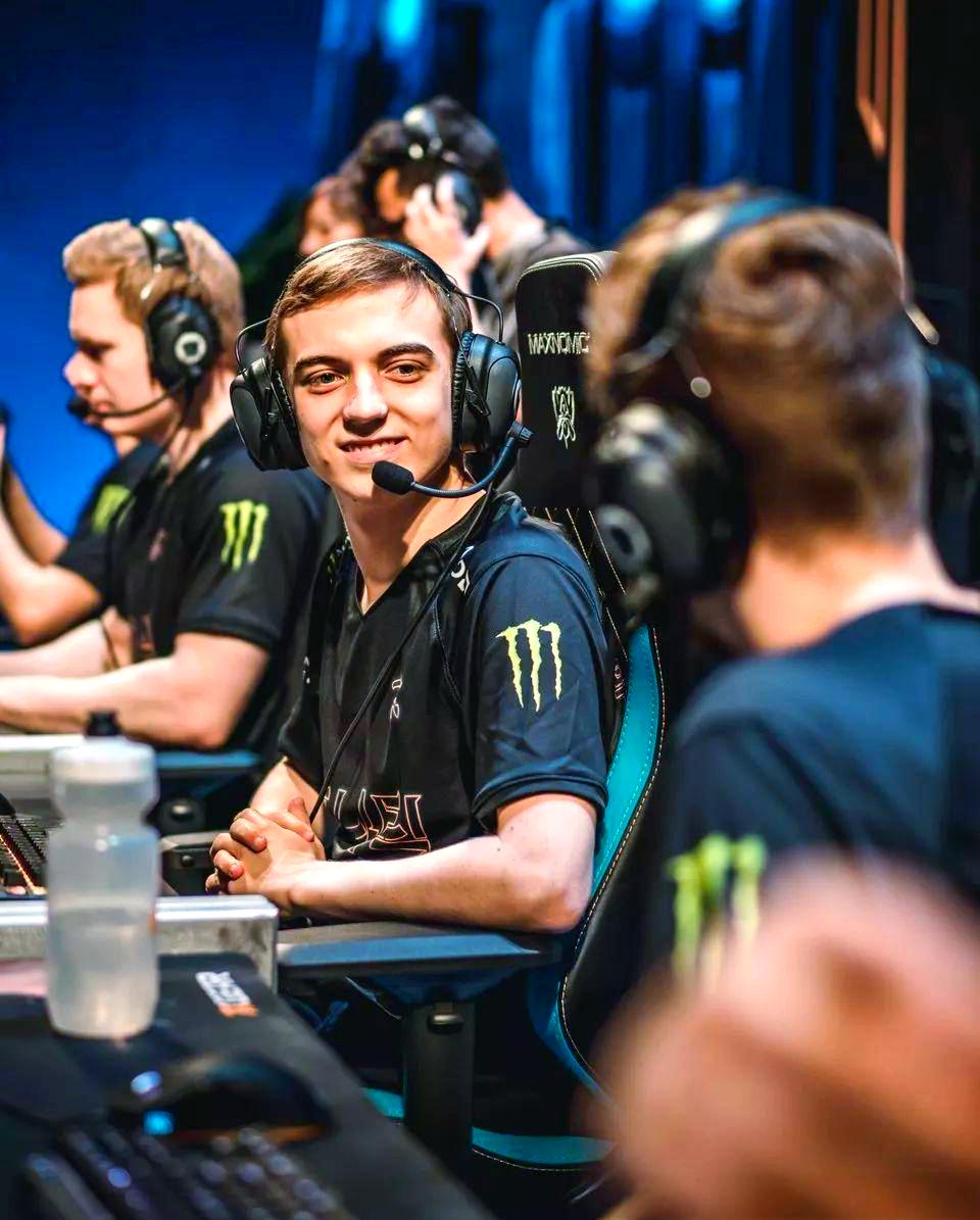 开云官网-MAD绝杀FNC，CoreJJ线上压制力十足焦点之战小组赛，强势挺进下一轮