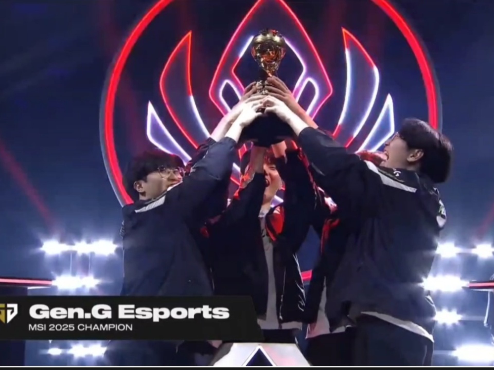 开云体育平台APP-包含MAD鏖战GEN，Keria完成史诗逆转宿敌对决2025世界赛，锁定晋级资格的词条