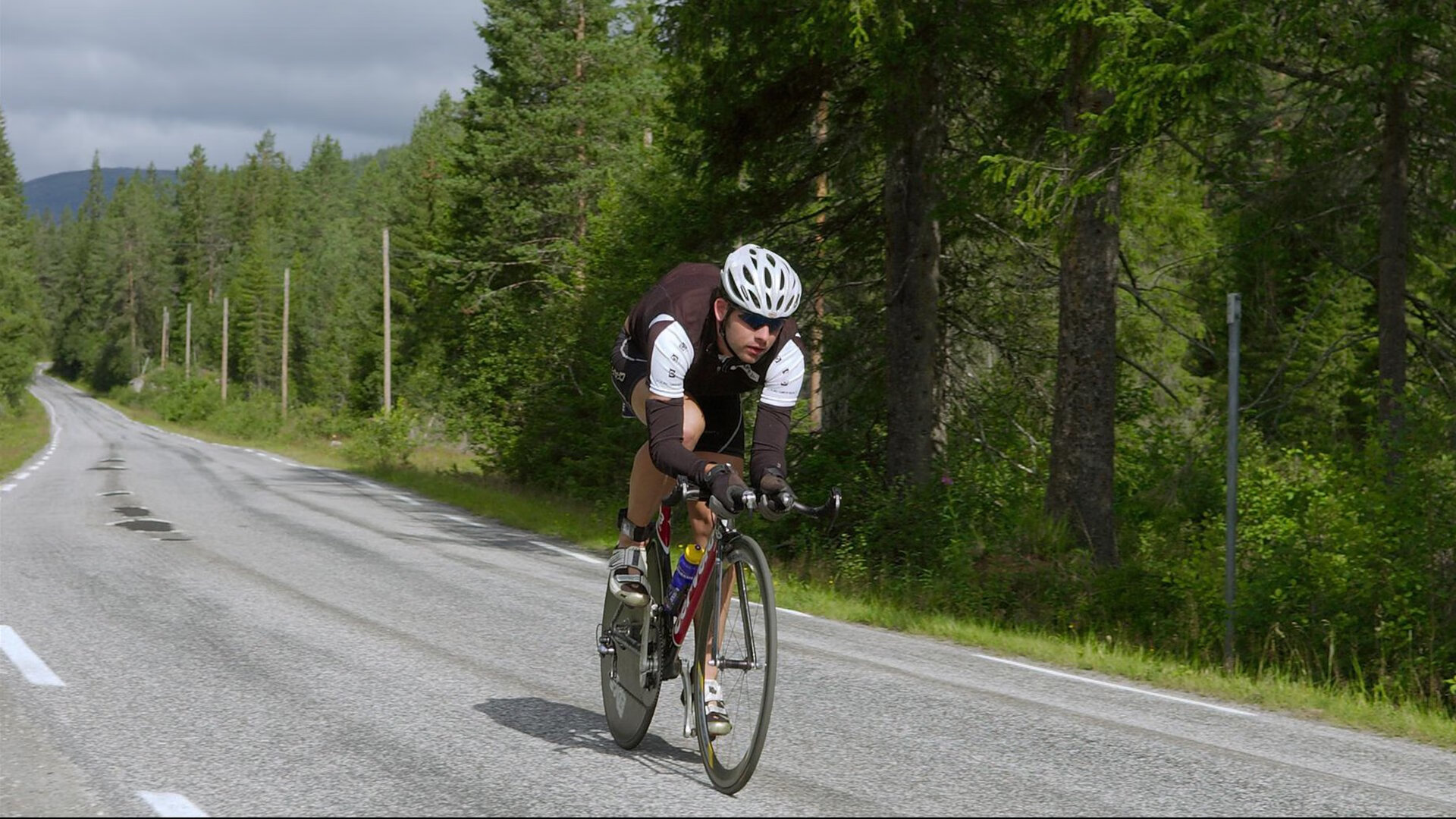 开云APP-窒息边缘的咆哮，解密巴雷拉如何在F1街道赛炼狱之夜，完成压力下的终极爆发