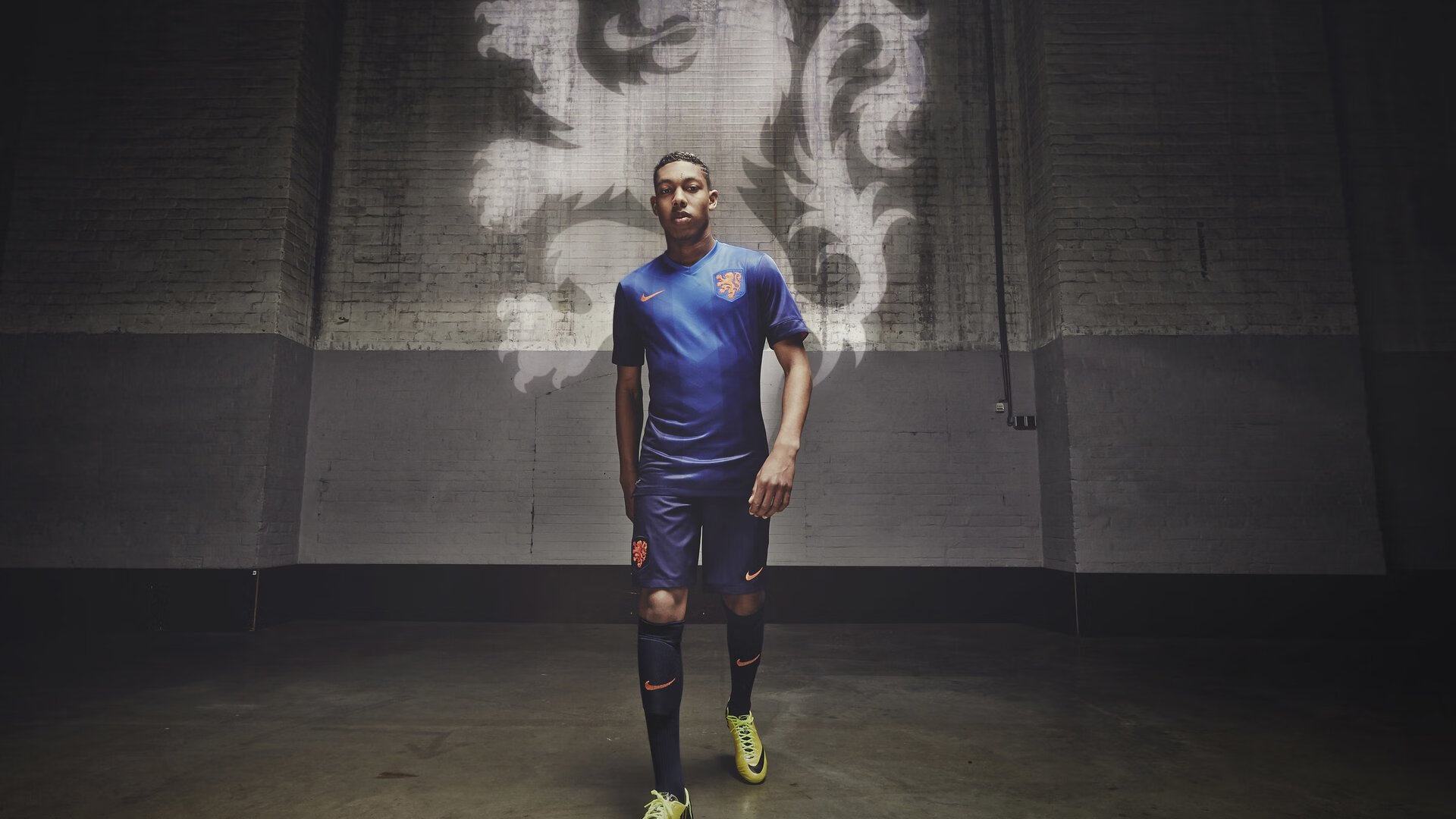 富安健洋，一道跨越大陆的钢铁长城，在美国与威尔士的夹击中诠释现代边卫的终极形态